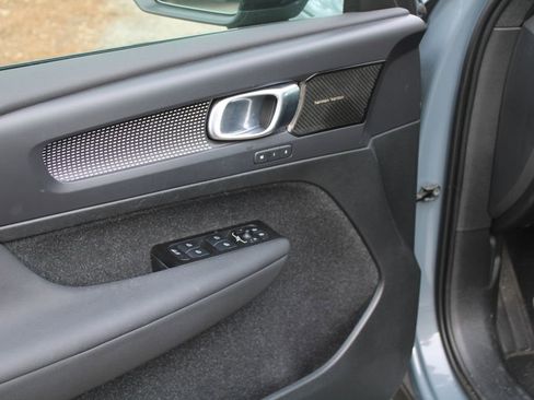 Used 2021 Volvo XC40 T5 R-Design image 19