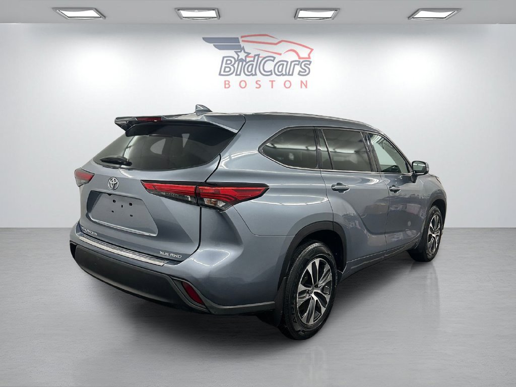 Used 2020 Toyota Highlander XLE AWD/4WD image 4
