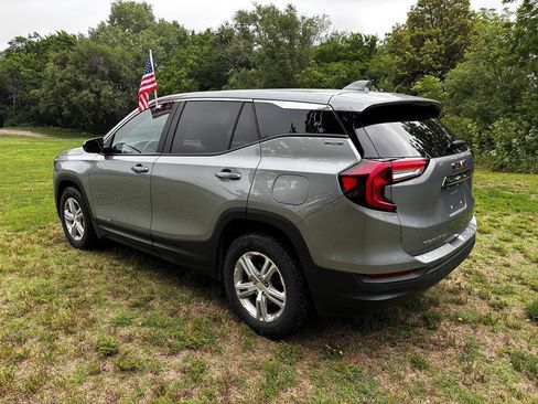 Used 2024 GMC Terrain SLE FWD image 9