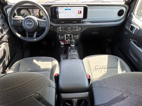 Used 2025 Jeep Wrangler Willys image 24