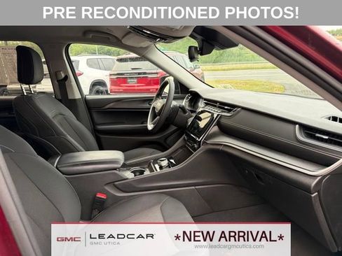Used 2023 Jeep Grand Cherokee Laredo AWD/4WD image 10