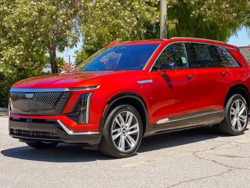 Used 2026 Cadillac Vistiq Luxury image 3