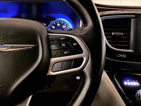 Used 2018 Chrysler Pacifica Touring-L FWD image 19