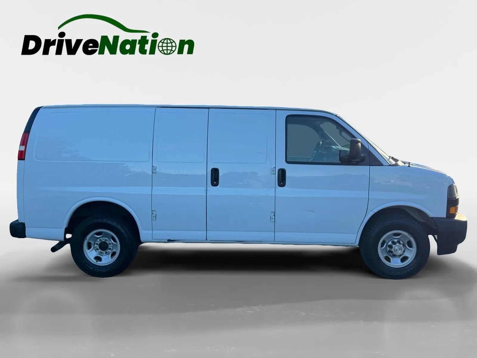 Used 2018 Chevrolet Express 2500 w/ Driver Convenience Package RWD image 4