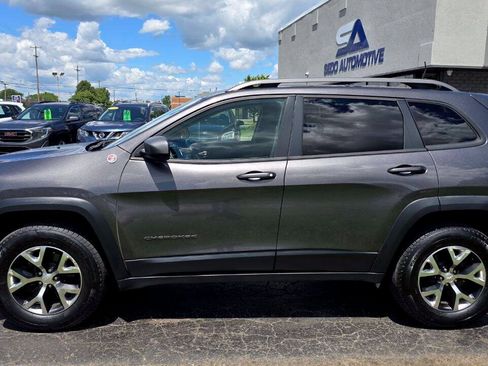 Used 2018 Jeep Cherokee Trailhawk w/ Cold Weather Group AWD/4WD image 3