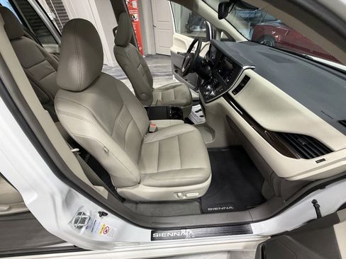 Used 2019 Toyota Sienna XLE image 42