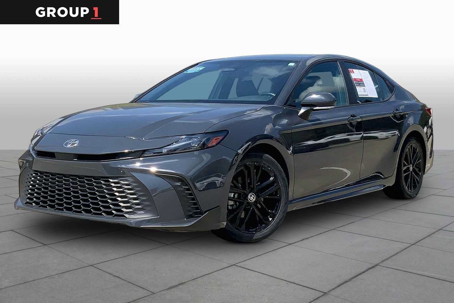 Used 2025 Toyota Camry SE FWD image 1