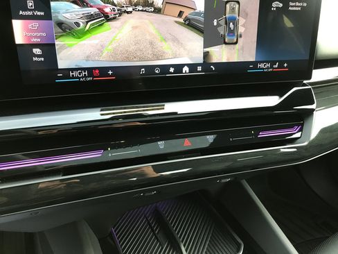 Used 2024 BMW 530i xDrive w/ Premium Package image 26