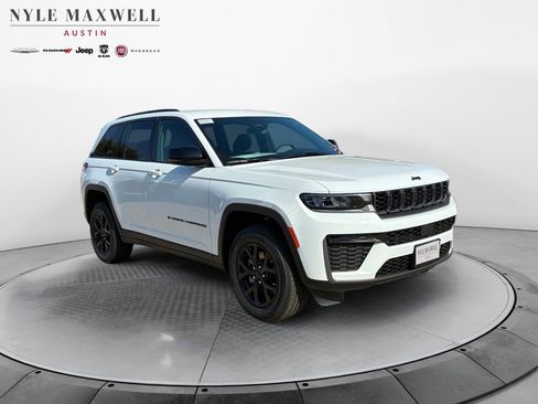 New 2026 Jeep Grand Cherokee Altitude image 2