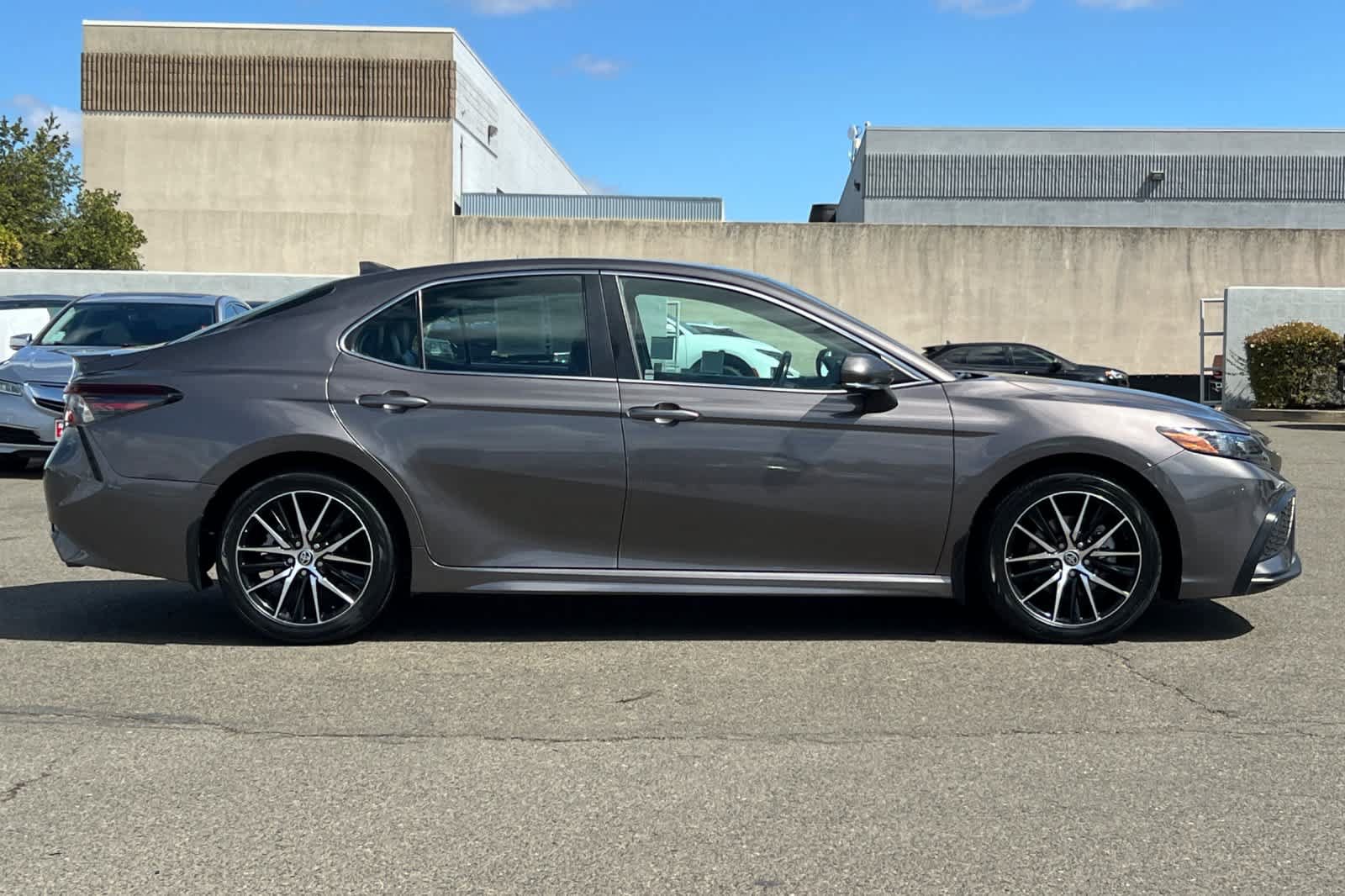Used 2023 Toyota Camry SE FWD image 6