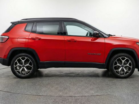 Used 2025 Jeep Compass Limited image 11