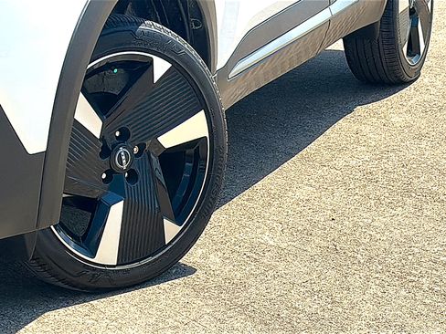 Certified 2025 Nissan Kicks SR FWD image 3