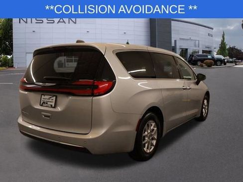 Used 2023 Chrysler Pacifica Touring-L image 3