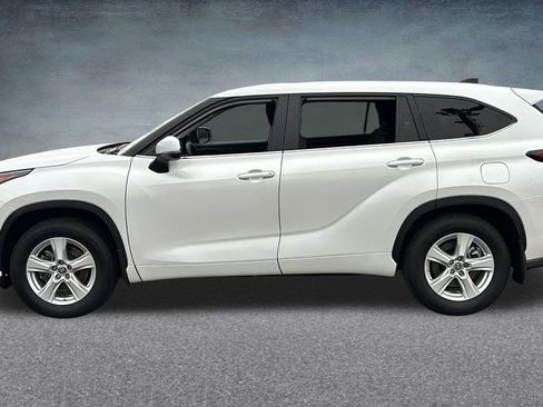 Used 2025 Toyota Highlander LE AWD/4WD image 4