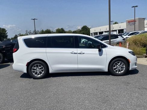 New 2026 Chrysler Voyager LX image 9