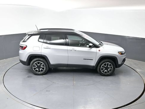 Used 2024 Jeep Compass Trailhawk AWD/4WD image 41