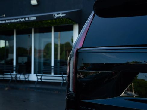 Used 2021 Cadillac Escalade ESV Sport AWD/4WD image 21