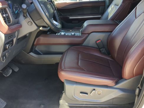 Used 2024 Ford Expedition Limited image 11