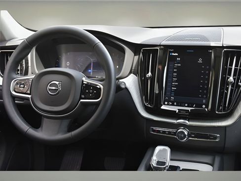 Certified 2025 Volvo XC60 B5 Ultra w/ Protection Package Premier image 16