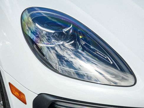 Used 2024 Porsche Macan AWD/4WD image 8