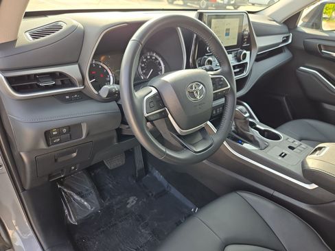 Used 2025 Toyota Highlander XLE FWD image 13