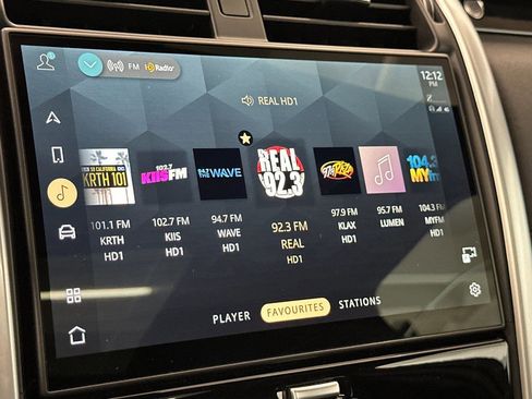 Certified 2025 Land Rover Discovery S image 25