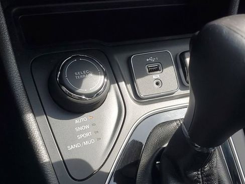 Used 2021 Jeep Cherokee Latitude Lux w/ Sun & Sound Group AWD/4WD image 32
