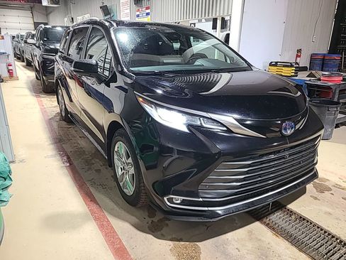 Used 2024 Toyota Sienna Limited image 5