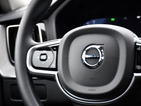 Used 2025 Volvo XC60 B5 Plus image 18