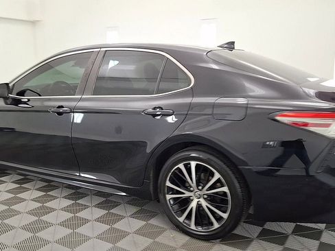 Used 2019 Toyota Camry SE image 2