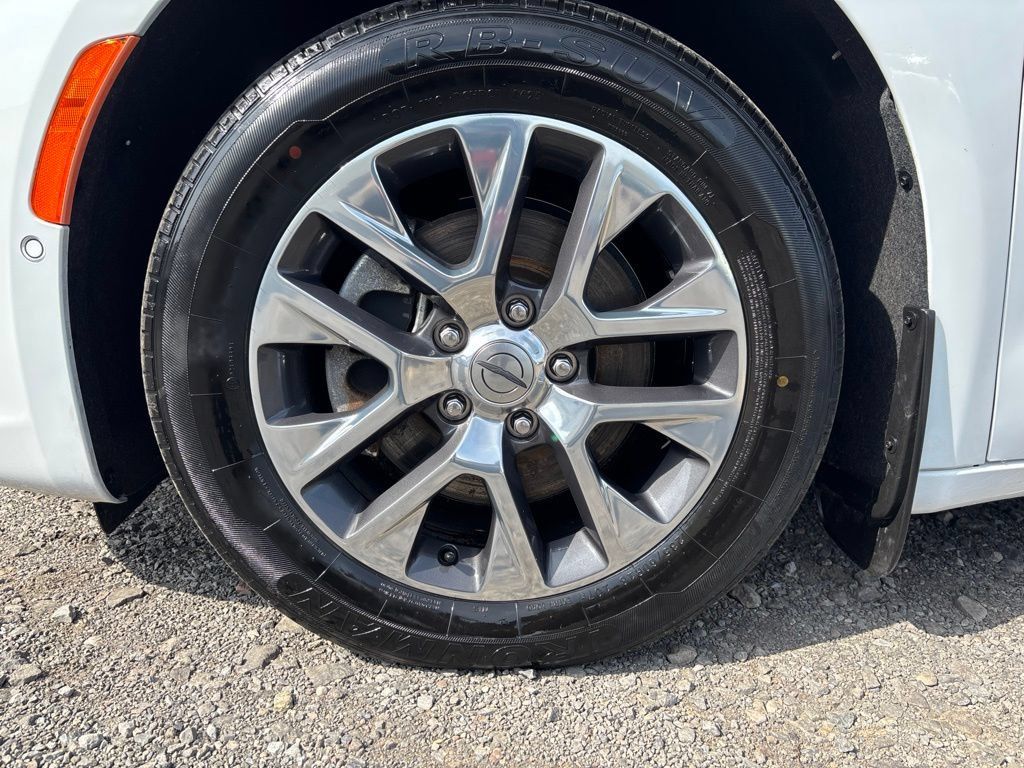 Used 2023 Chrysler Pacifica Pinnacle FWD image 10