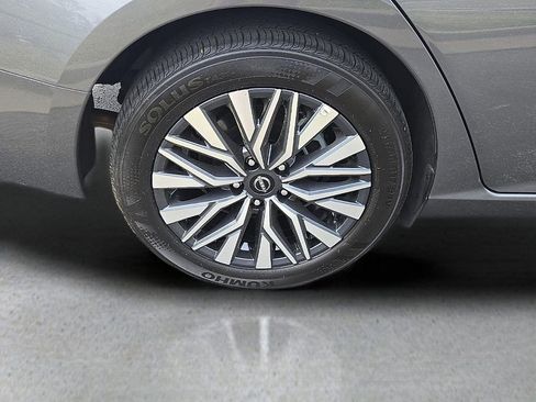 Used 2025 Nissan Altima 2.5 SV FWD image 7