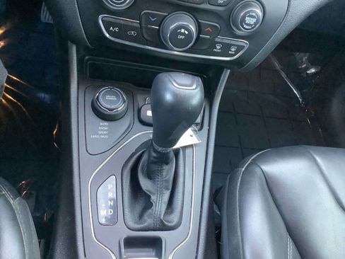 Used 2020 Jeep Cherokee Latitude Plus w/ Cold Weather Group AWD/4WD image 18