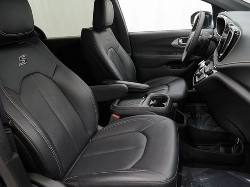 Certified 2024 Chrysler Pacifica Limited image 42