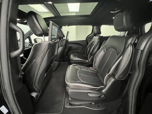 Used 2023 Chrysler Pacifica Limited w/ Uconnect Theater Family Group FWD image 49