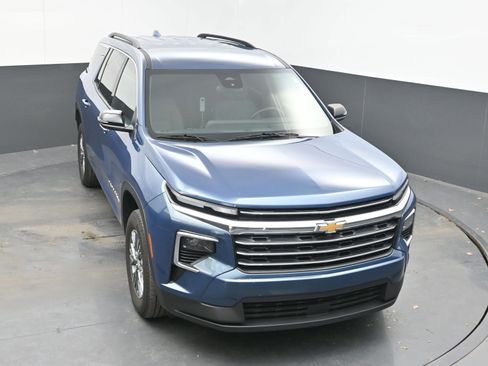 Used 2025 Chevrolet Traverse LT image 33