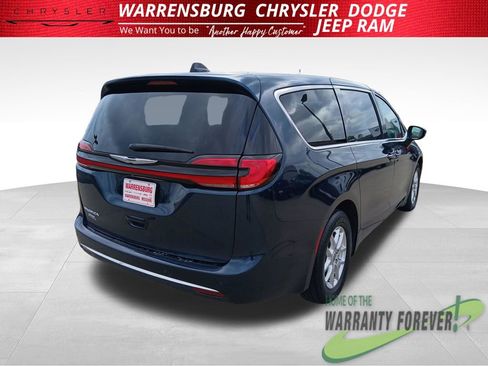 Used 2023 Chrysler Pacifica Touring-L FWD image 3