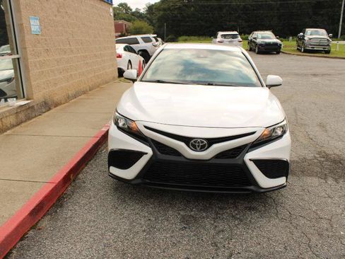 Used 2021 Toyota Camry SE FWD image 2