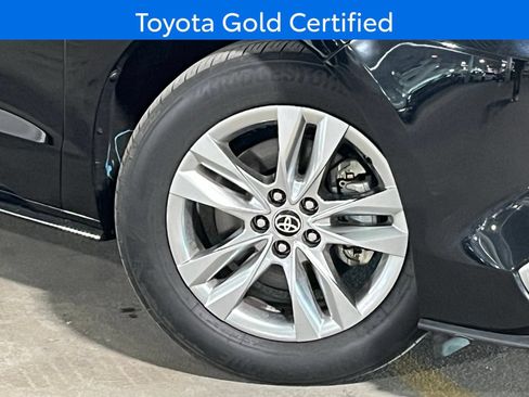 Used 2023 Toyota Sienna Limited FWD image 2