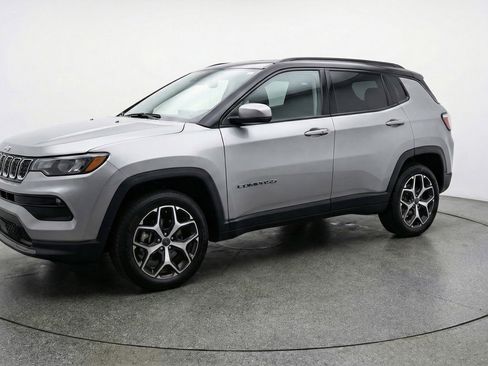 Used 2025 Jeep Compass Limited image 3