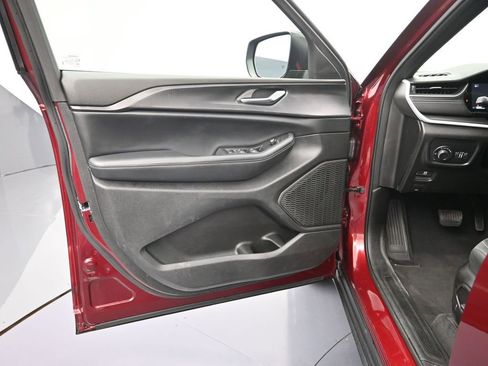 Used 2024 Jeep Grand Cherokee Laredo image 11