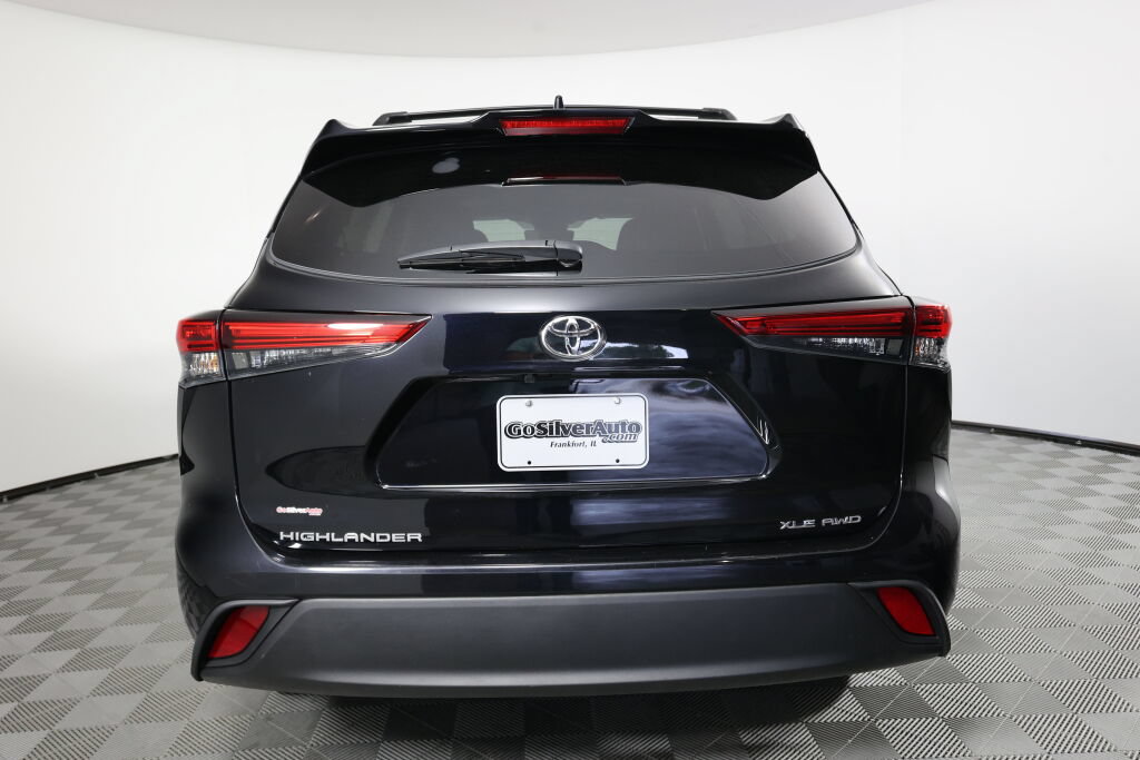 Used 2023 Toyota Highlander XLE AWD/4WD image 3
