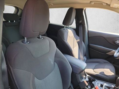 Used 2017 Jeep Cherokee Latitude w/ Safety/Convenience Group FWD image 12