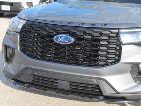 Used 2025 Ford Explorer ST-Line w/ ST-Line Street Pack AWD/4WD image 5