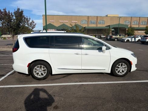 Used 2020 Chrysler Pacifica Touring-L FWD image 3