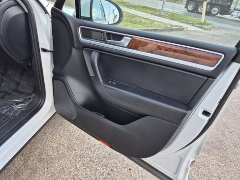 Used 2014 Volkswagen Touareg TDI image 14