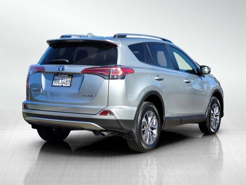 Used 2018 Toyota RAV4 LE image 4