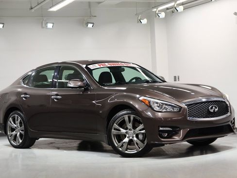 Used 2016 INFINITI Q70 3.7 w/ Sport Package image 2