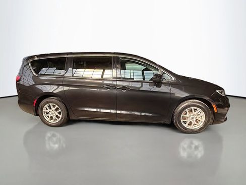Used 2023 Chrysler Pacifica Touring-L image 10