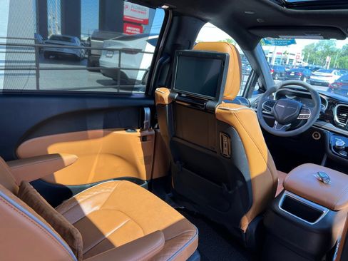 Used 2023 Chrysler Pacifica Pinnacle FWD image 75